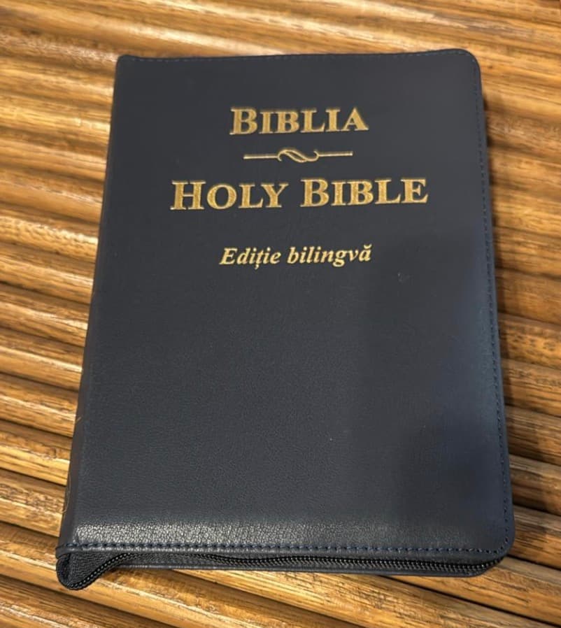 Biblie bilingvă, română și engleză